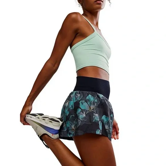 FP Movement Carpe Diem Midnight Floral Shorts Medium NWT High Rise Run Yoga - Picture 2 of 6